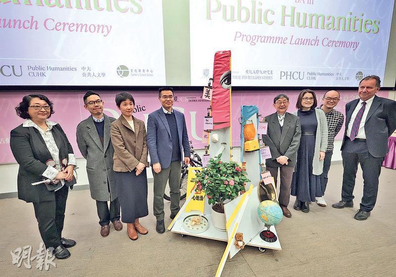 中大文化及宗教研究系本月9日舉行公共人文學文學士課程啟動禮,文學院長唐小兵(左四)、文宗系主任彭麗君(右三)等出席。活動展示由駐系藝術家白雙全(右二 )所創作的雕塑,上面的文字和物件由出席嘉賓提議,象徵着他們心中「公共人文學」的精神。(李紹昌攝)