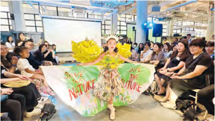 參考靈感:港燈曾舉辦「衣衣不捨」環保時裝設計比賽,親子組冠軍作品The Recycling Fairy是由廢紙、舊環保袋、棄置飲管等製成。