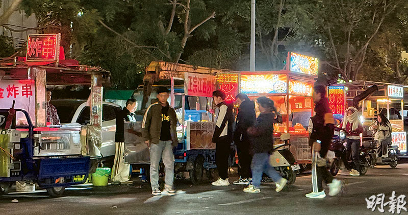 汕頭市澄海新城區的十字路口夜晚常有小貨車、三輪機動車等改裝的「美食車」擺攤,這些小攤檔主打小吃、燒烤,直至凌晨。由於經濟不景氣,如今城管不再驅趕小販。(明報記者攝)