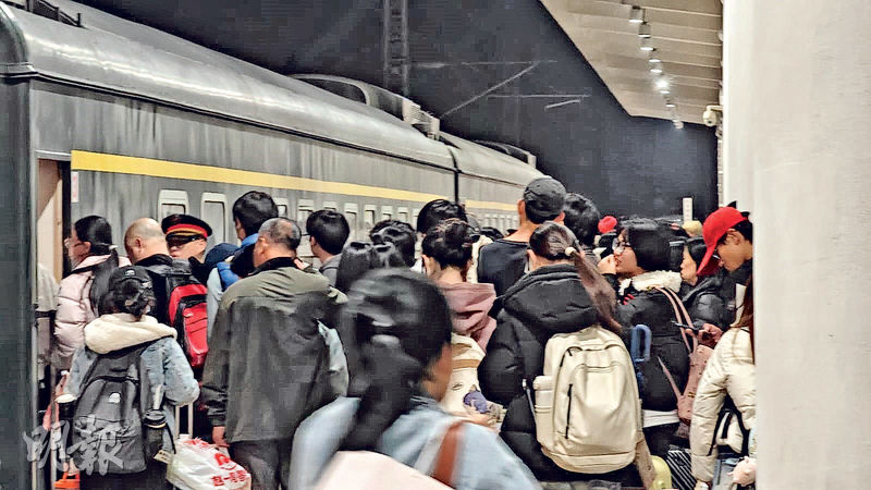 受就業市場變化影響,不少務工人員選擇提前回鄉。1月15日,廣州北站擠滿了準備北上的返鄉人流。(明報記者攝)