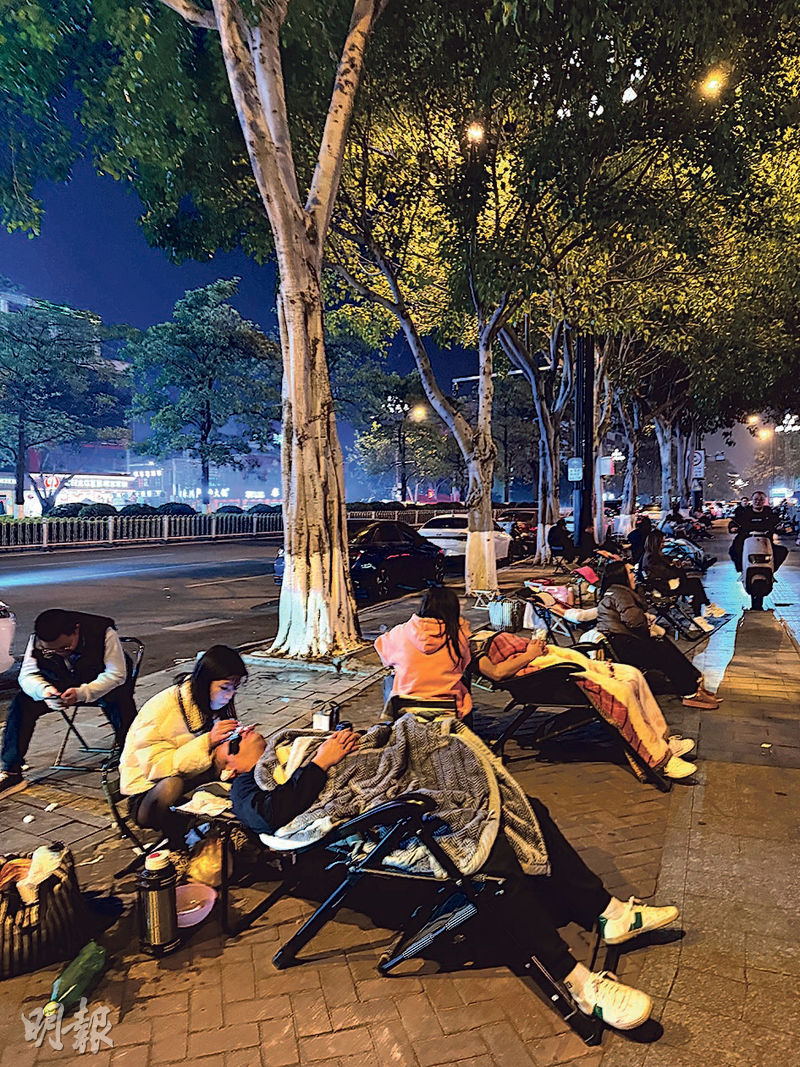 採耳近年成擺攤新風向,晉江街頭夜晚路邊採耳生意紅火,躺椅無虛席,按項目收費幾十至百元不等。(明報記者攝)