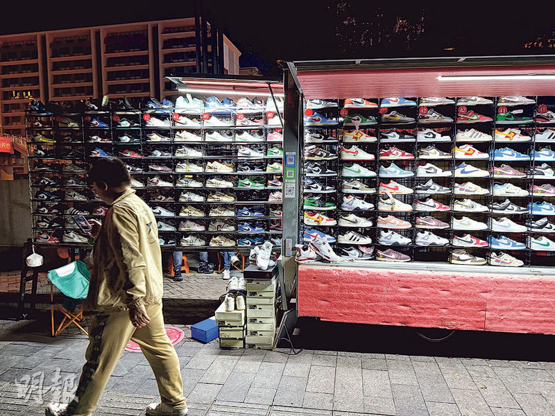 在「鞋都」泉州晉江街頭,貨車車廂改裝成展示架,五花八門的熱門款波鞋擺放在格子裏,方便顧客挑選。(明報記者攝)
