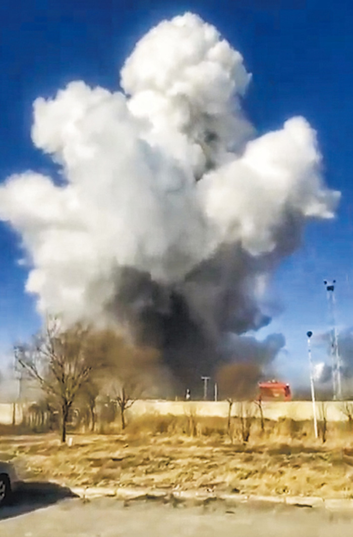 內蒙古包頭市包鋼股份一板材廠昨日下午發生爆炸事故,現場蘑菇雲直衝雲霄,已造成2人死亡、2人失聯,78人送醫。(網上圖片)