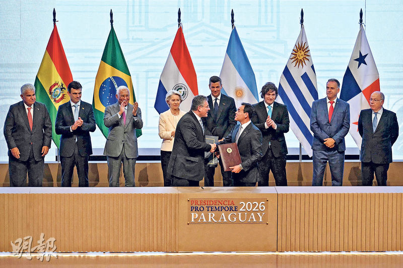 歐盟與南方共同市場前天在巴拉圭簽署自由貿易協定現場,歐盟委員會貿易和經濟安全委員謝夫喬維奇(Maros Sefcovic ,前左)與巴拉圭外長萊斯卡諾(Ruben Ramirez Lezcano,前右)握手。(法新社)