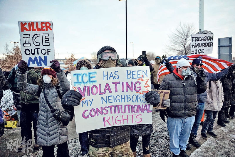美國明尼阿波利斯市上周六(17 日)有示威者聚集在當地聯邦建築物前展示標語,抗議一名ICE探員在執法中開槍擊斃女公民古德。(路透社)