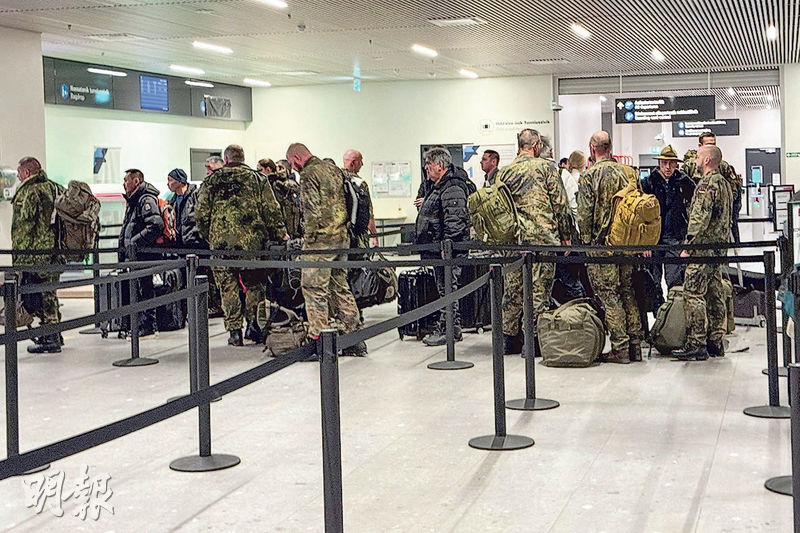 德國士兵周日在格陵蘭首府努克的機場,準備辦理手續返國。德國《圖片報》稱他們的離境時間比預期早。(法新社)