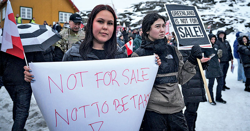 格陵蘭首府努克市(Nuuk)上周六(17日)爆發反特朗普示威,該市約三分一人口聚集在美國領事館附近,反對美國吞併該島,有民眾手持「非賣品」標語牌。(法新社)