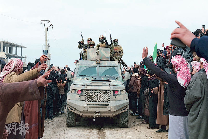 敘利亞政府軍上周六進駐及全面控制阿勒頗以東的馬斯卡納,獲當地民眾歡迎。(路透社)