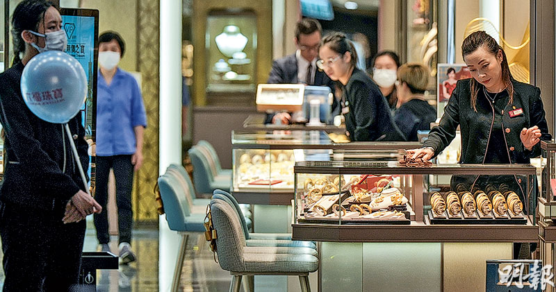 隨着香港經濟轉型,零售、旅遊對經濟增長貢獻下降,相關行業就業人口持續下跌,業內「打工仔」似乎未有受惠整體經濟向上的成果。(資料圖片)