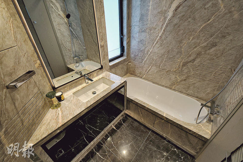 主人套房浴室屬明廁,並以石材鋪砌牆身,耐用美觀。