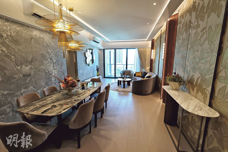 項目現時正以現樓形式出售,全盤僅餘小量大單位餘貨,發展商以4房雙套戶型作為連裝修示範單位。