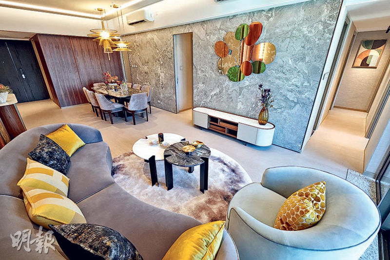裝修風格融合經典與輕奢風格,不規則的家居修飾,帶出時尚氣息。