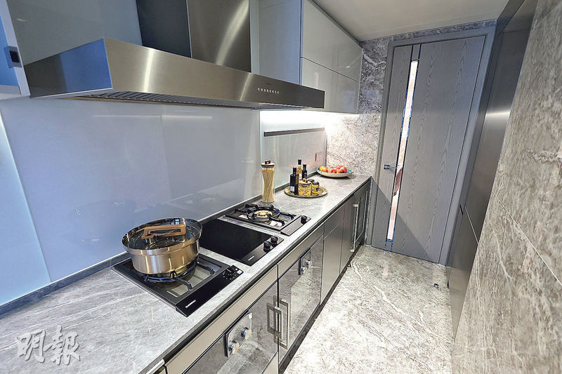 廚房備有齊全電器,櫥櫃設電子油壓式櫃門,使用時更方便。