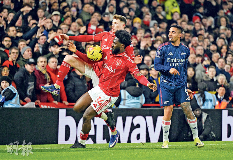 英超護級分子諾定咸森林昨在主場守和榜首的阿仙奴,惟陣中後衛奧拉艾拿(左前)曾在末段在自家禁區犯手球,惟球證未有判罰惹爭議。(Getty Images)