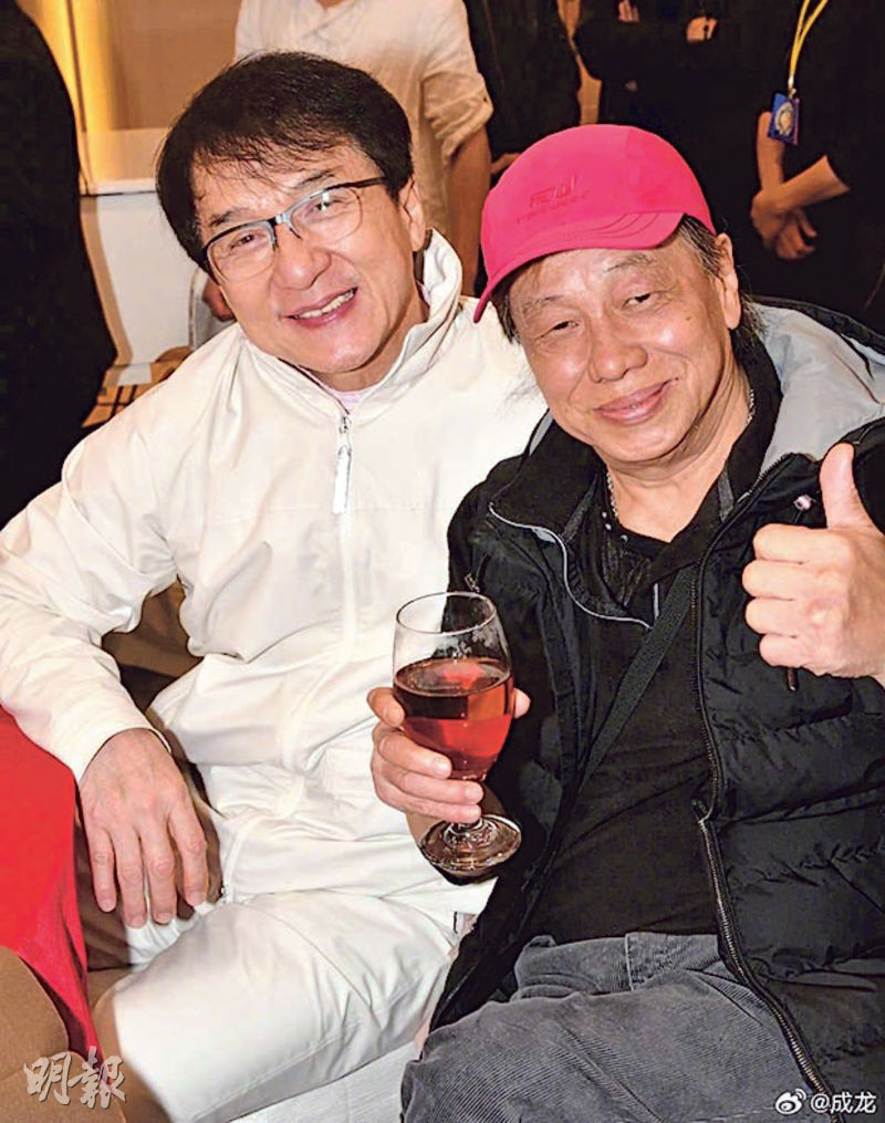 成龍(左)貼出跟梁小龍(右)合照悼念。(網上圖片)
