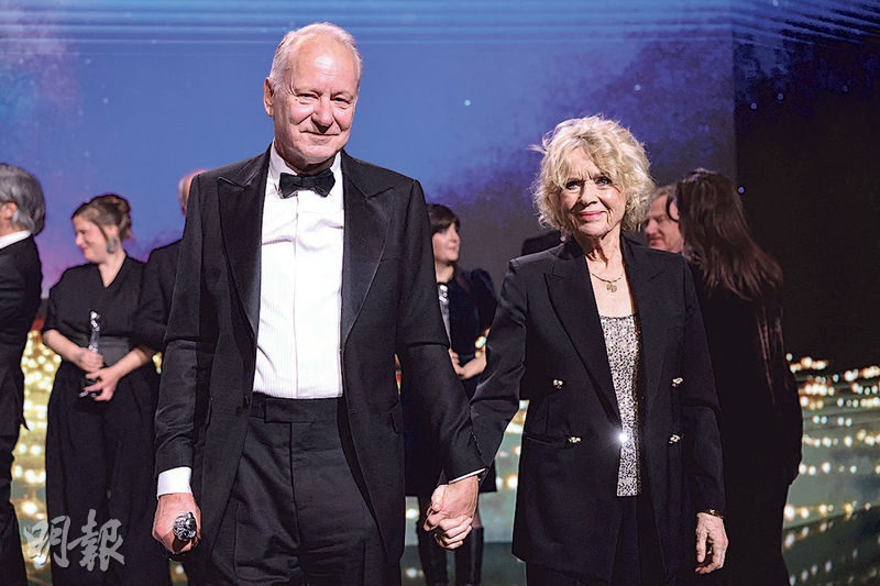 出爐歐洲影帝施達倫沙士格(左)牽着終身成就獎得主莉芙烏曼(右)。(路透社)