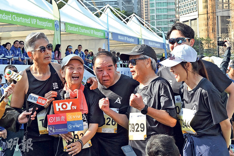 周潤發(左起)率鮑起靜、鄭則士和劉江戰10公里,盼鼓勵長者多運動。(攝影:鍾偉茵)