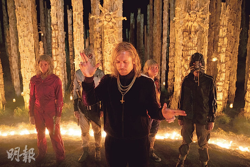 導演妮雅達歌斯塔透過積奧干奴(前)自詡撒旦之子的角色,諷刺現實的邪教虛偽面目。