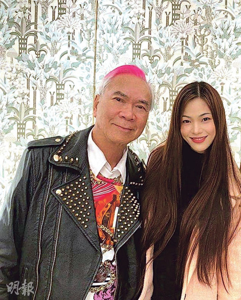 李龍基(左)表示王青霞(右)近日向他展示跟丈夫的離婚協議書。(網上圖片)