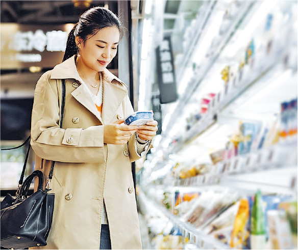 家長必須閱讀食品成分表,因牛奶蛋白可能隱藏在意想不到的食品中,例如烘焙食品、加工肉類等。(Asia-Pacific Images Studio@iStockphoto)