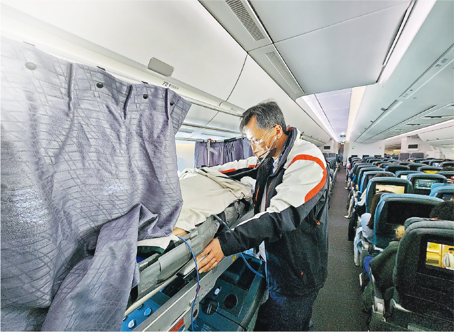 民航機運送--病情相對輕微的患者可經民航機運送回港,沿途有醫護人員監測身體狀况。(安珀醫療提供)