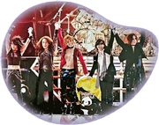 2009年1月16日，X JAPAN在香港亞洲國際博覽館舉行「X JAPAN World Tour」的第一場。左起：HEATH、PATA、YOSHIKI、代表已故成員HIDE的公仔、TOSHI、SUGIZO（Luna Sea結他手，以支援成員身分加入）。這張謝幕照片是在信和中心賣「明星相」的舖頭買的，也算是另一種歷史文物。（作者提供）
