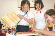 上一課：小學生趣學中藥知識  深入生產基地  一搓一推製藥丸
